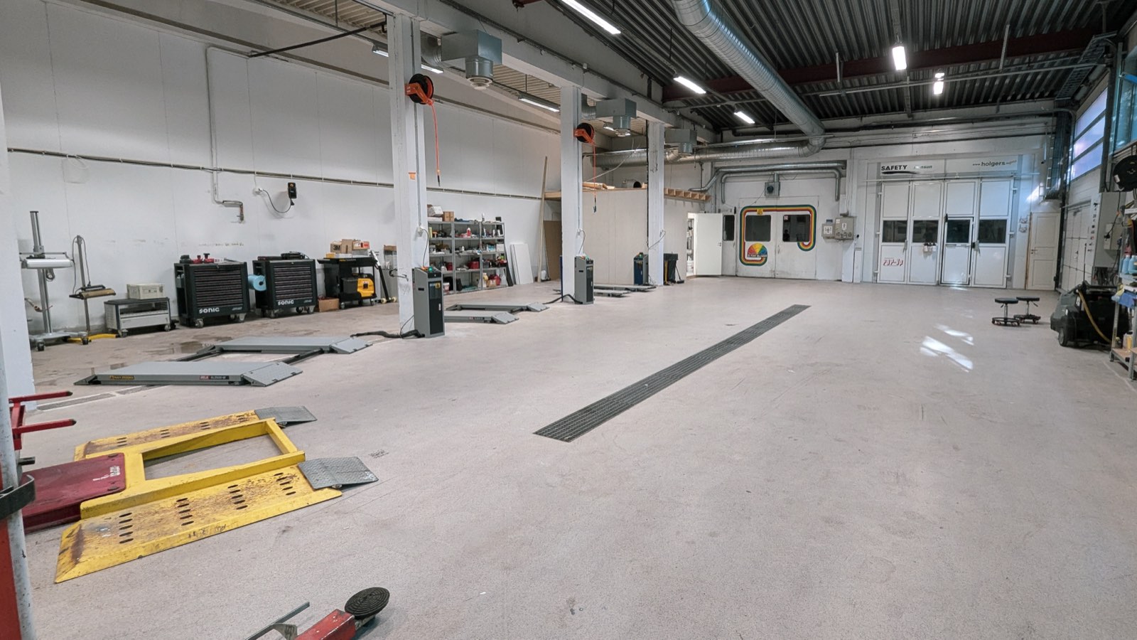 Verkstedhallen til Ålesund Skadesenter
